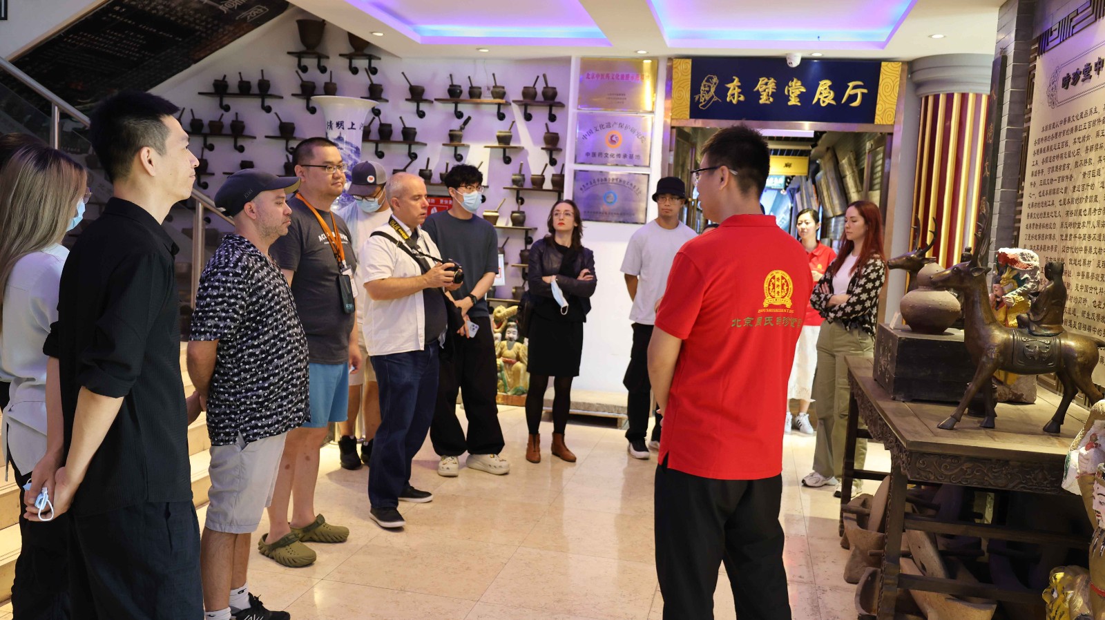 2 学员参观北京周氏时珍堂药业.jpg